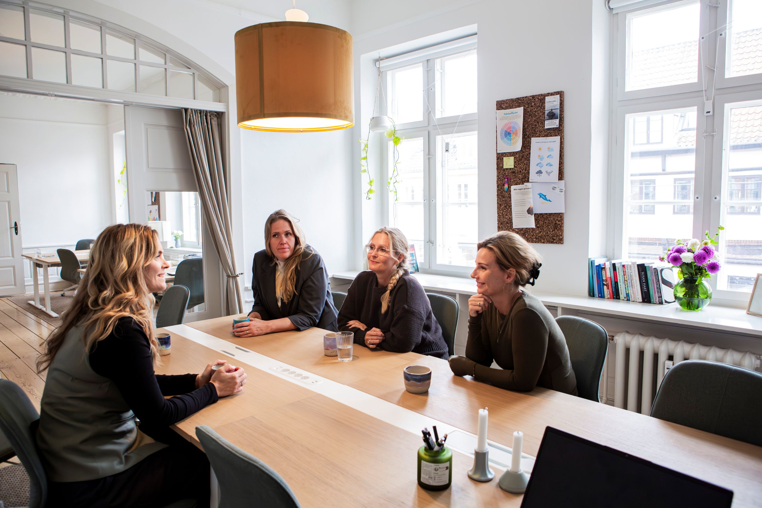 Medarbejdere fra Familiens Anker rundt om et mødebord